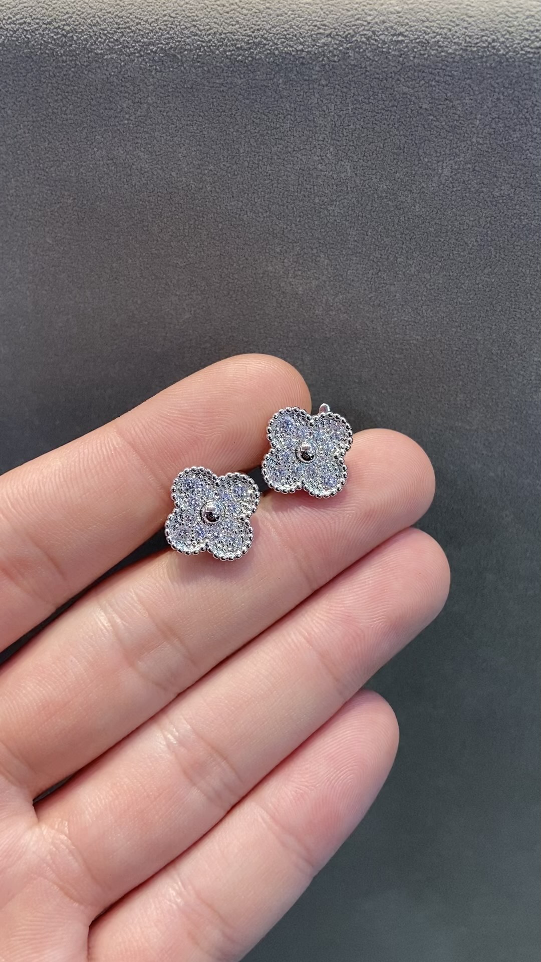 Van Cleef & Arpels vca满钻四叶草耳拍 耳环 白金色