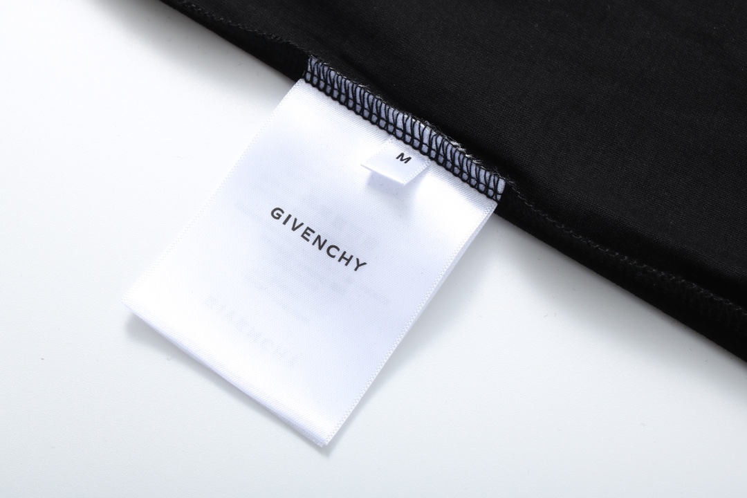 Givenchy4G印花短袖面料采用50支双股以及同缸配套1*1索罗娜螺纹手感柔软舒适亲肤搭配渐变色调和