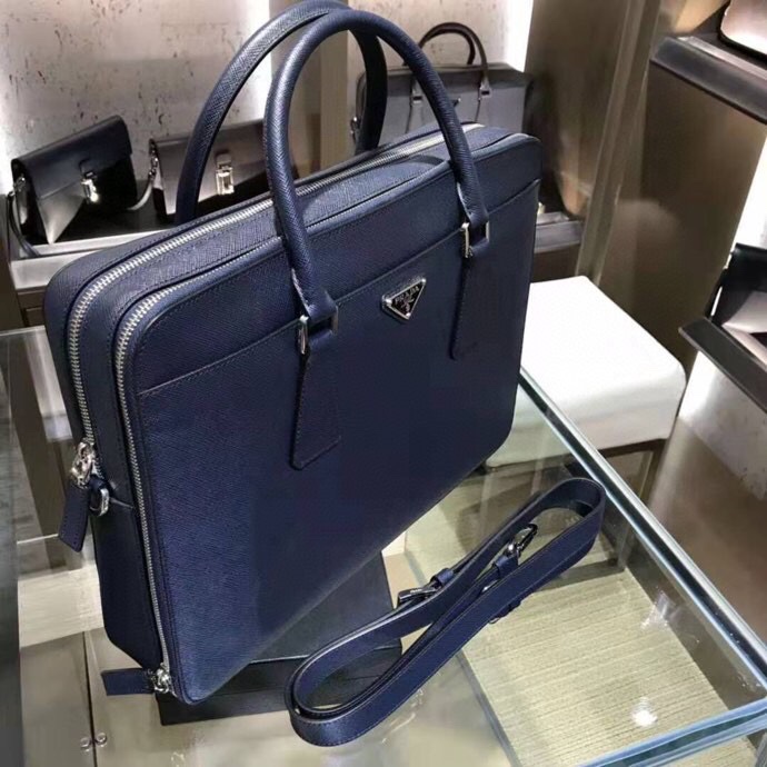NO:582912,Original leather Prada 0366 imported cowhide from Italy, European ZP synchronized hardware, detachable and adjustable leather shoulder strap, special compartment with zipper opening, one zipper bag, two mobile phone pockets, fabric lining, with 175 OEM code, business and casual, a must-have for rich and handsome people, size 36*28*8 blue, Prada [price based on quantity], prada, prada, cowhide19860909原厂原皮 Prada 0366 意大利进口牛皮 欧洲ZP同步五金可拆可调式皮肩带 配拉链开合的专用隔层 一个拉链袋 两个手机袋 织物衬里 带有175代工码商务休闲 高富帅必备 尺寸 36*28*8蓝色,普拉达【跑量价】,prada,prada,cowhide,Bag