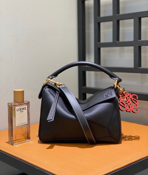 Loewe Puzzle Petit Sac à Main en Cuir de Veau Noir : Élégance et Style 1 Loewe Puzzle Petit Sac à Main en Cuir de Veau Noir : Élégance et Style