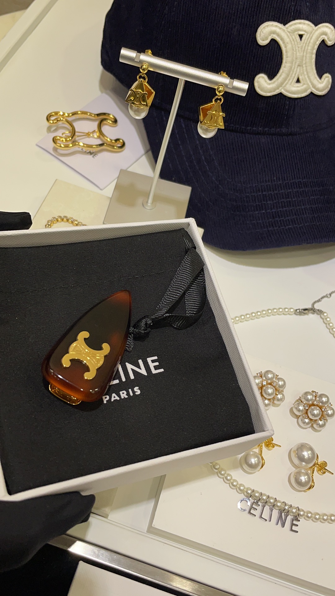 NO:632519,Buy a pair for 88160, get it in stock in seconds. New retro tortoiseshell color golden Arc de Triomphe hairpin side clip. The brown color is full of high-end, retro and fashionable. It is so convenient to clip broken hair with bangs every day. It really fits my aesthetic ~ get the autumn and winter atmosphere. A must buy at a good price, hairpins, Cardia high-end jewelry19860909一对购88160,买现货秒发 新款复古玳瑁色金色凯旋门发夹边夹 高级感满满的棕色系复古又时髦 日常夹一下刘海碎发太方便了 真的好符合我的审美～秋冬氛围感get 好价必买,,hairpins,卡迪亚高端饰品,Jewelry