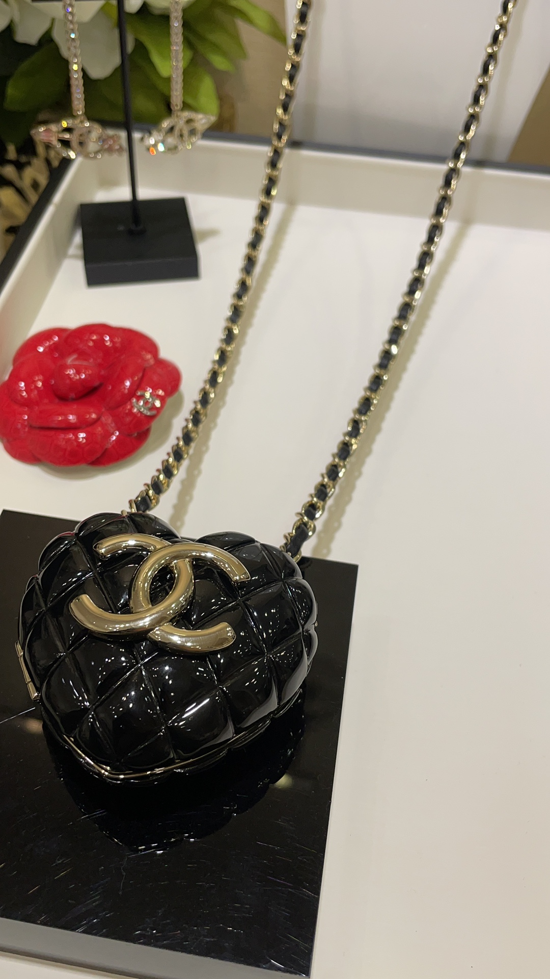 NO:647794,88360, Large size arrived today. Can be worn cross-body. 22K new black diamond pattern love double C leather chain necklace sweater chain bag. The sweater chain can be used as a crossbody bag. It is so cute. It can’t hold anything but it can be cute. The combination of leather chain elements is more cool and sassy. Exclusively purchased from yb custom made. Brass material, lambskin, heart necklace with packaging box, satchels, crossbody  bags,sweaters,necklace,sheepskin,Cardia high-end jewelry1986090988360,今日到货大号 可斜挎 22K新款黑色菱格纹爱心双C皮穿链项链毛衣链包包 可以当斜挎包的毛衣链 简直萌翻了 装不了什么东西但可以装可爱啊 皮穿链元素的搭配更多了几分酷飒感 独家购入yb定制 黄铜材质 小羊皮 桃心项链带包装盒,,satchels,crossbody bags,sweaters,necklace,sheepskin,卡迪亚高端饰品,Jewelry