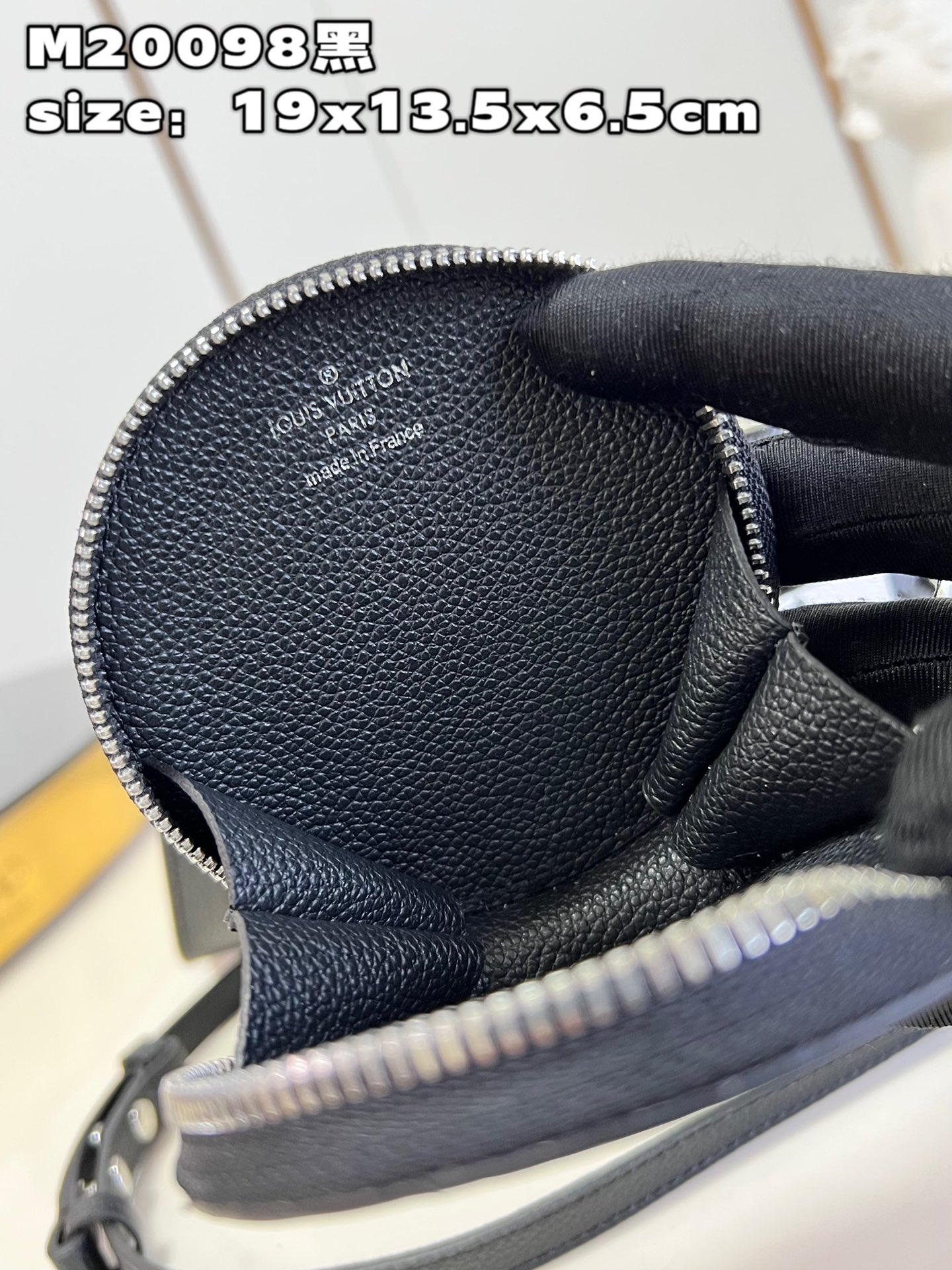 顶级原单M20998黑Marellini手袋选用路易威登标志性的Epi皮革将Marelle手袋的灵动元素