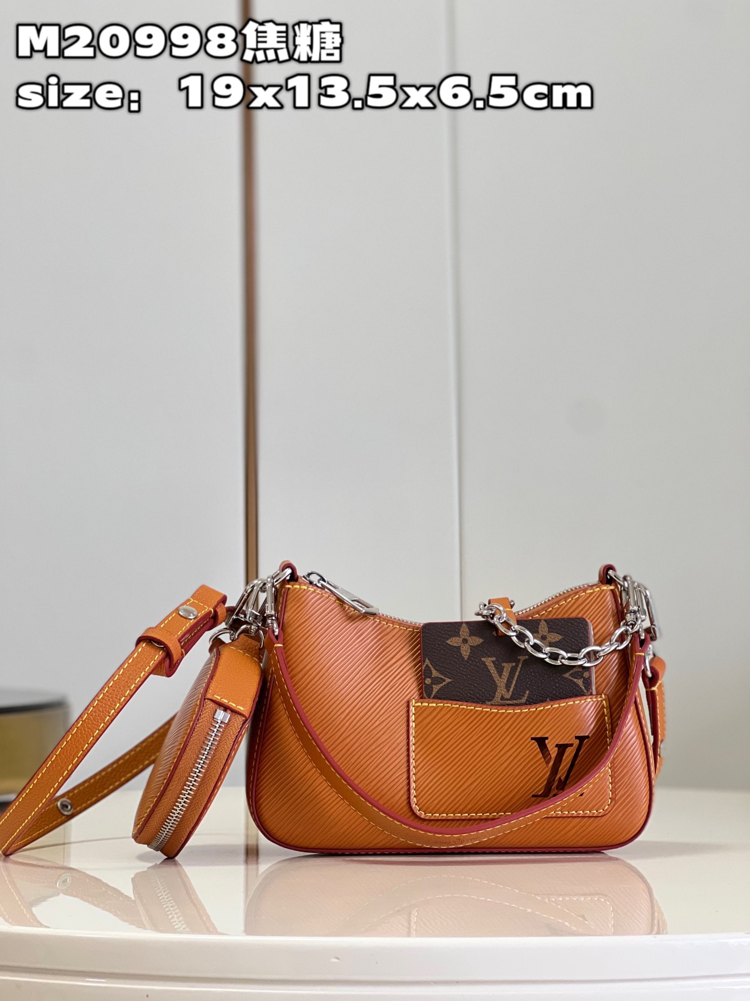 NO:400645,【Exclusive real photo M20998 caramel】The Marellini handbag uses Louis Vuitton's iconic Epi leather, which integrates the agile elements of the Marelle handbag into a more compact configuration. The round coin wallet can be removed at will and is fixed in the front patch pocket with a chain through a mirror on the body. Size19x13.5x6.5cm P.780, LV [original leather], louis vuitton, louis vuitton, wallets19860909【独家实拍 M20998焦糖】Marellini 手袋选用路易威登标志性的 Epi 皮革,将 Marelle 手袋的灵动元素融入更为袖珍的构型.圆形零钱包可随心取下,通过链条固定于包身的镜子栖身前贴袋中.size19x13.5x6.5cm P.780,LV【原厂皮】,louis vuitton,louis vuitton,wallets,Bag