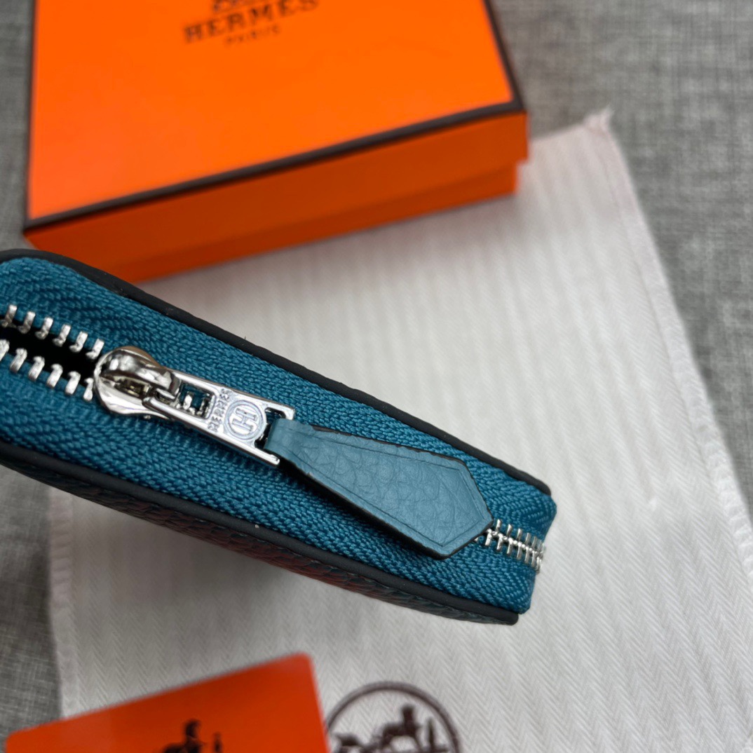 爱马仕Silk’in短钱包 P
采用Barenia小牛皮制作而成
1个接裆式口袋，钞票口袋及中央镀钯拉链