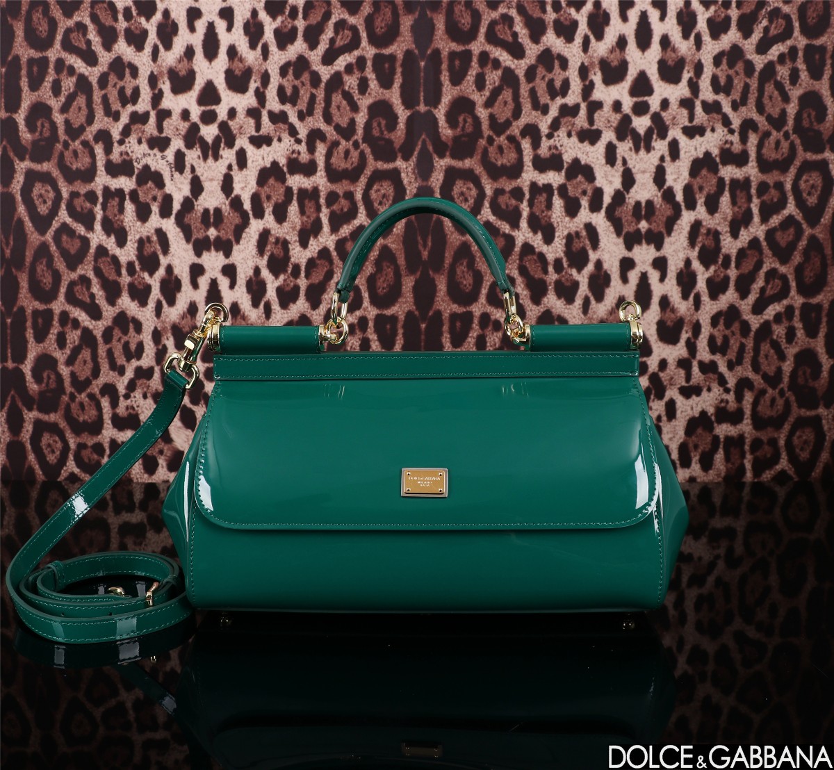 Dolce & Gabbana 💋(🔍BB6114# Sicily 100% genuine copy! The brand's classic work is now presented in a new compact version, which can easily store commonly used items. The double electroplated signboard is unique and the front flap uses a hidden magnetic buckle to open and close.
🌟Size: 29x18x12cm
External composition: 100% Calfskin Internal composition: 80% Cotton 20% Calfskin