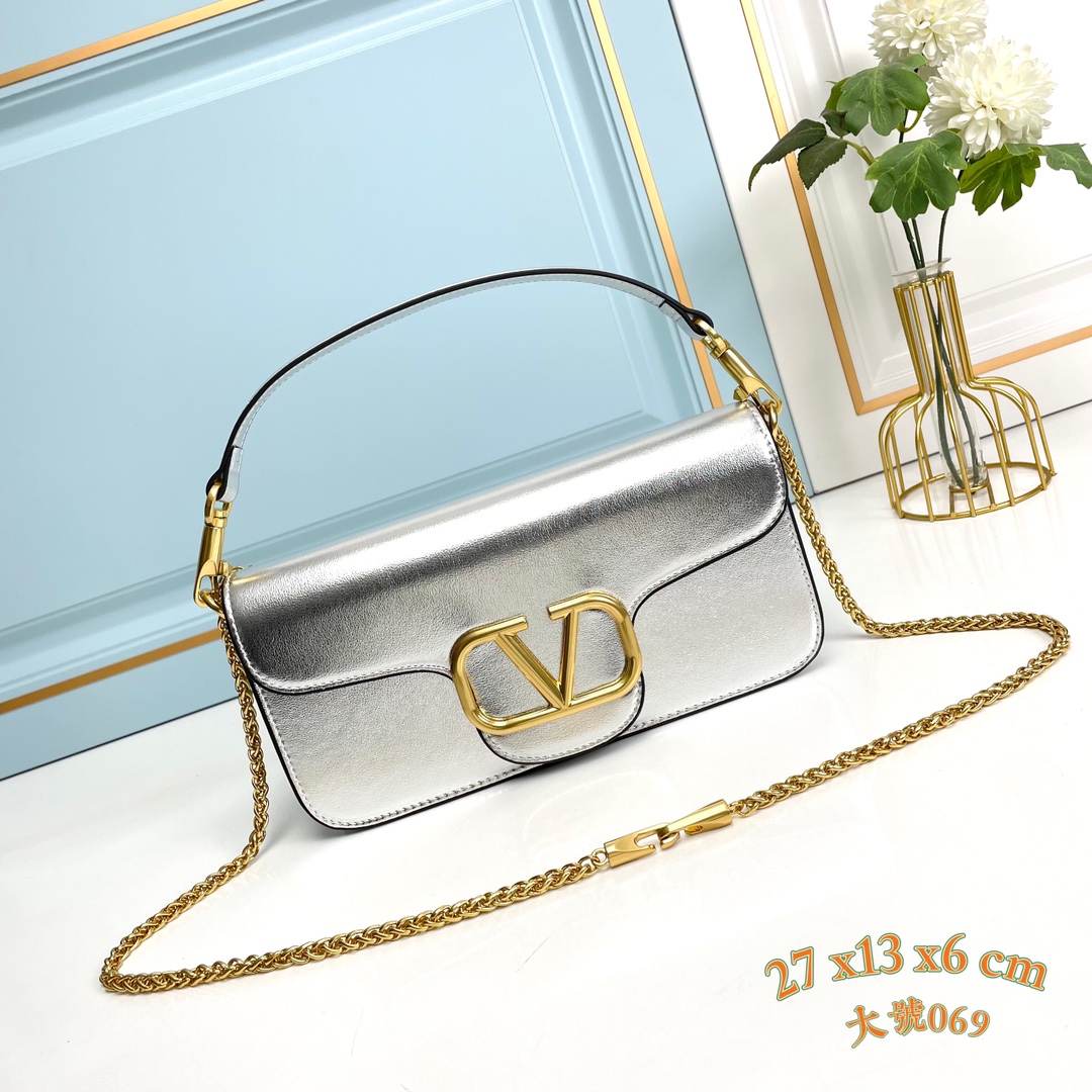 🆕Valentino早春系列# 经典包袋升级，占据街头焦点。 标志性铆钉点缀包身与包带，再来点新颜色瞧瞧，解锁无限搭配可