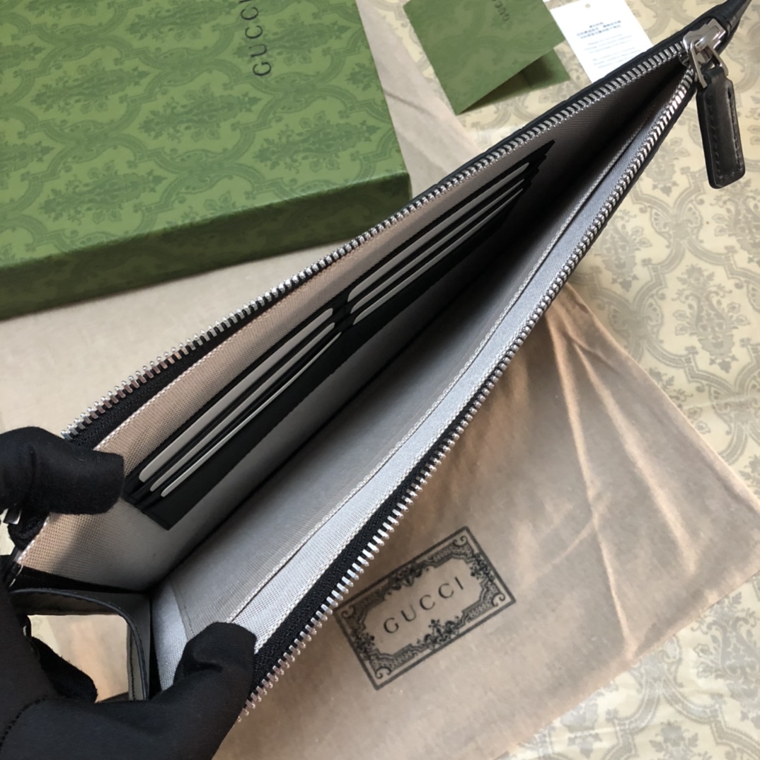 此款手包采用进口牛皮加上G家热压印花工艺，采用顶级进口内里，精致工艺，实物拍摄。款号：，尺寸:30x20