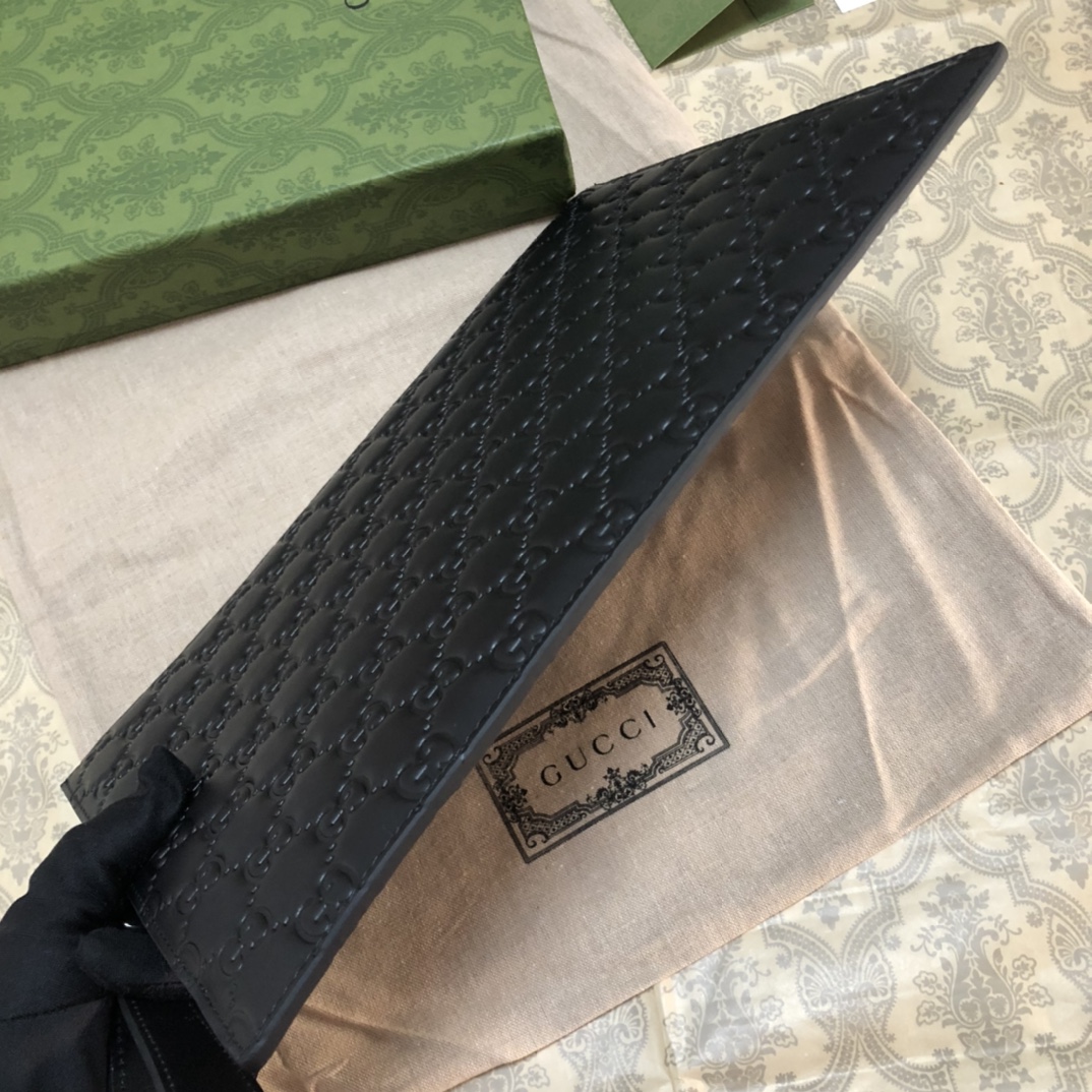 此款手包采用进口牛皮加上G家热压印花工艺，采用顶级进口内里，精致工艺，实物拍摄。款号：，尺寸:30x20