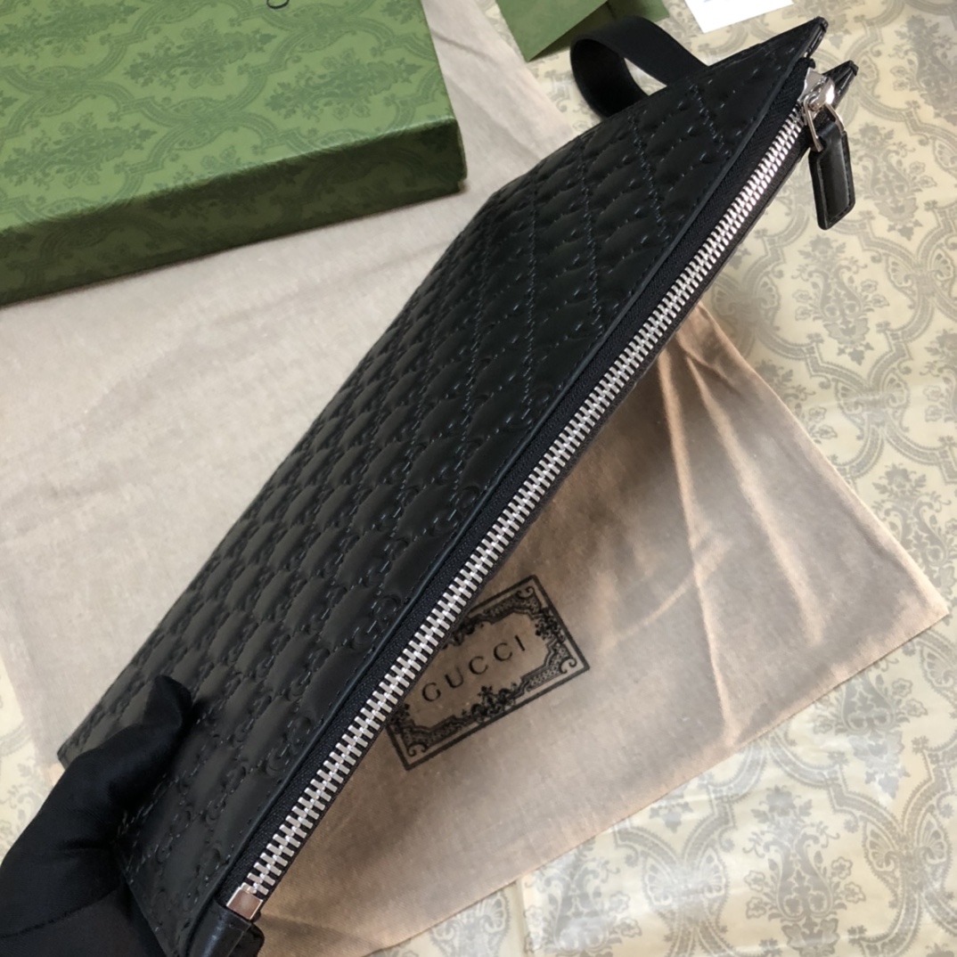 此款手包采用进口牛皮加上G家热压印花工艺，采用顶级进口内里，精致工艺，实物拍摄。款号：，尺寸:30x20