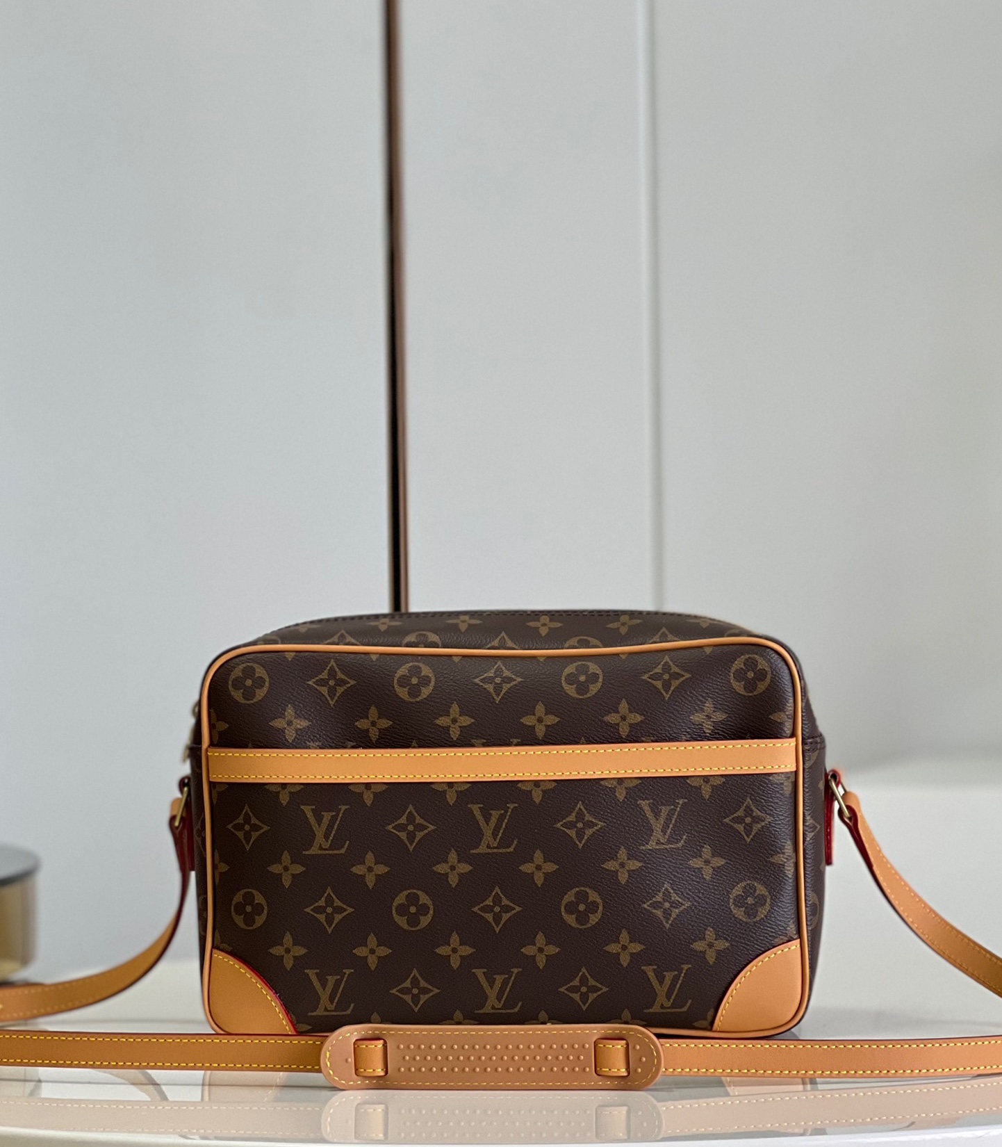 NO:399686,[Exclusive real photo M51272] Large Vintage medieval camera bag, crossbody bag, universal for men and women, classic Monogram canvas with yellow leather trim, calm and atmospheric, an open outer pocket, zippered side pocket inside, adjustable shoulder straps to switch freely at any time, and the daily use capacity is sufficient!  Size 29*19*7.5cm h.620, LV【Original Leather】,louis vuitton,satchels,crossbody bags19860909【独家实拍M51272】大号 Vintage中古相机包,斜挎包,男女通用,经典的Monogram 帆布配以黄皮饰边,沉稳不失大气,一个外侧开口袋,内里含拉链侧袋,可调节肩带随时自由切换,日常使用容量充足！尺寸29*19*7.5cm h.620,LV【原厂皮】,louis vuitton,satchels,crossbody bags,Bag