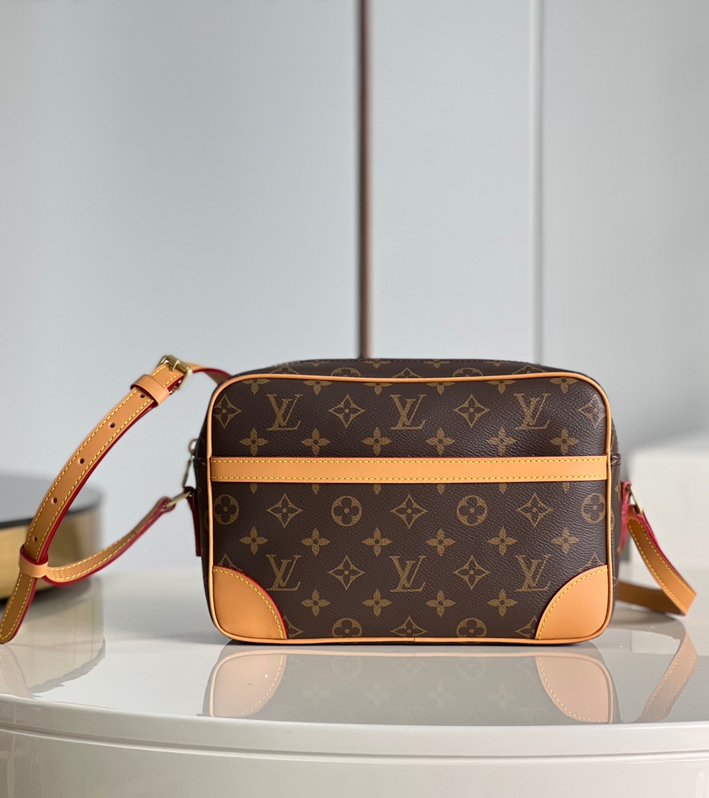 NO:399687,[Exclusive real shot M51274 medium size] Vintage medieval camera bag, crossbody bag, universal for men and women, classic Monogram canvas with yellow leather trim, calm and atmospheric, an open outer pocket, zippered side pocket inside, adjustable shoulder straps to switch freely at any time, and the daily use capacity is sufficient!  Size 27*17*7cm h.600, LV【original leather】,louis vuitton,satchels,crossbody bags19860909【独家实拍M51274中号】Vintage中古相机包,斜挎包,男女通用,经典的Monogram 帆布配以黄皮饰边,沉稳不失大气,一个外侧开口袋,内里含拉链侧袋,可调节肩带随时自由切换,日常使用容量充足！尺寸27*17*7cm h.600,LV【原厂皮】,louis vuitton,satchels,crossbody bags,Bag