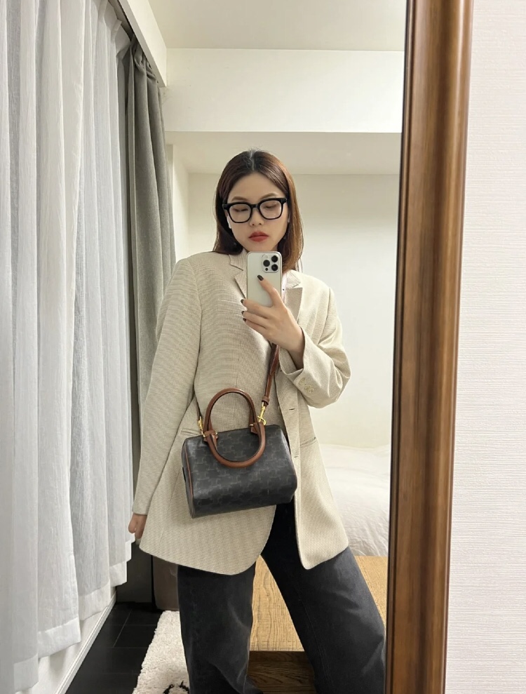 Celine Dont pick on people or heights. The shoulder straps are adjustable and very friendly. Triumph presbyopia is retro and low-key. It is also
