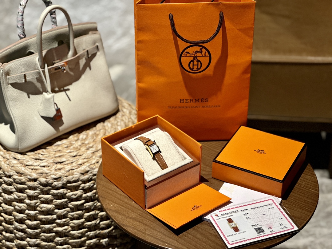 NO:394564,Hermes Share | Hermes watch h hour 17 mini size, one card, one code, 18K gold bag craftsmanship with national inspection certificate!  If you buy it with your eyes closed, you will never regret the series!  3 colors: Black and gold e-skin, golden brown e-skin, elephant gray swift leather 17 is very exquisite, simple and elegant. It is too time-consuming to buy it every day. It is versatile. This small dial is relatively small and beautiful. I personally think Hermes watches are a good product. If you don’t buy a bag, you can buy it. It’s quite classic.,, hermes, stuart weitzman19860909爱马仕分享|爱马仕手表h hour 17迷你尺寸 一卡一码18K包金工艺带国检证书！ 闭眼买,绝对不会后悔系列！ 3个配色 黑金e皮 金棕e皮 大象灰swift皮 17很精致,简单中自带优雅气质 日常佩戴很多买都不过时,百搭款 这种小表盘上手比较小巧好看,个人觉得爱马仕的手表算是比较好的配货了,不买包的话买买也是可以的,还是蛮经典的.,,hermes,stuart weitzman,Watch