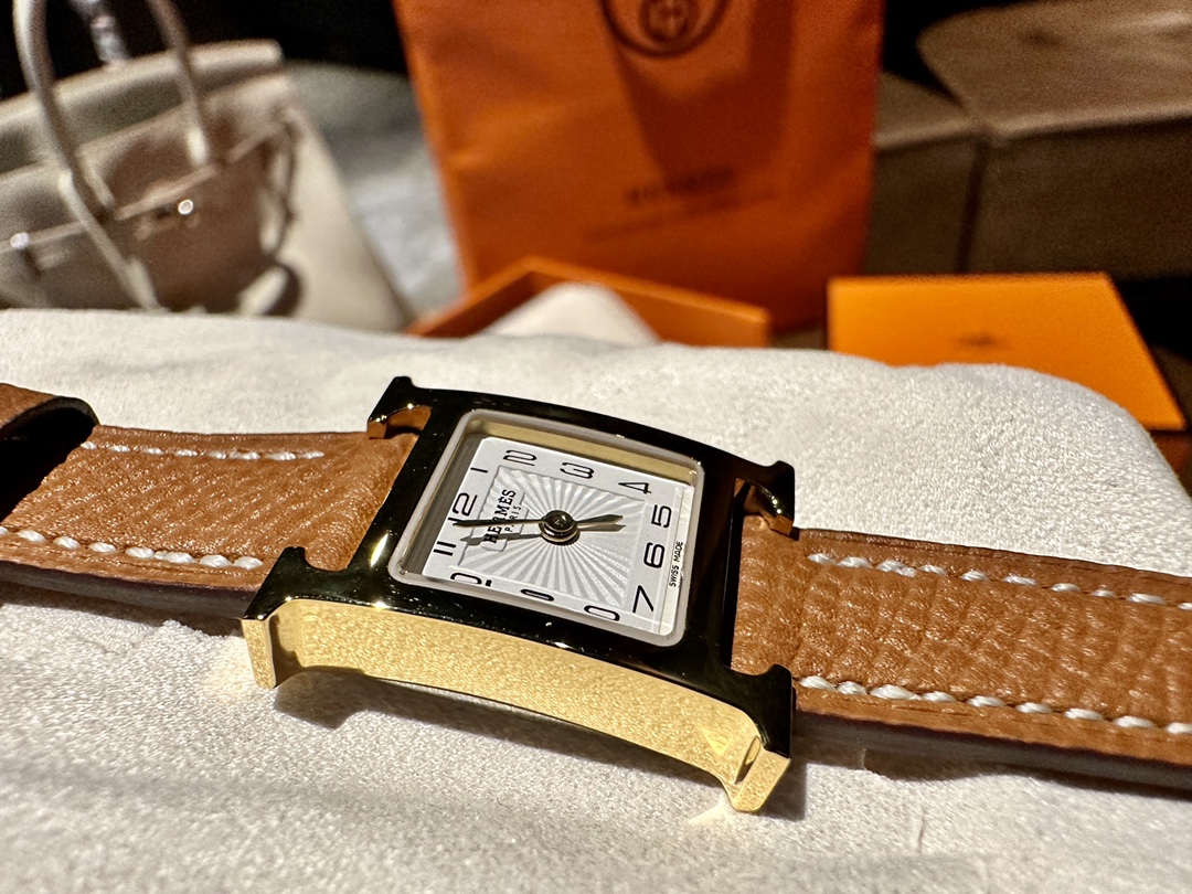NO:394565,Gold plated stainless steel watch, 17mm dial, Swiss quartz movement, white dial, natural color hand-disassembled Hermes original leather strap, three-dimensional embossed Hermes exclusive totem, stainless steel pin buckle., hermes, gold19860909镀黄金不锈钢腕表,17mm表盘,瑞士石英机芯,白色表盘,自然色可手拆爱马仕原版皮表带,底盖立体浮雕爱马仕专属图腾,不锈钢针扣.,,hermes,gold,Watch