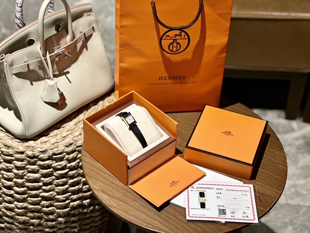 NO:394570,Hermes Share | Hermes watch h hour 17 mini size, one card, one code, 18K gold bag craftsmanship with national inspection certificate!  If you buy it with your eyes closed, you will never regret the series!  3 colors: Black and gold e-skin, golden brown e-skin, elephant gray swift leather 17 is very exquisite, simple and elegant. It is too time-consuming to buy it every day. It is versatile. This small dial is relatively small and beautiful. I personally think Hermes watches are a good product. If you don’t buy a bag, you can buy it. It’s quite classic.,, hermes, stuart weitzman19860909爱马仕分享|爱马仕手表h hour 17迷你尺寸 一卡一码18K包金工艺带国检证书！ 闭眼买,绝对不会后悔系列！ 3个配色 黑金e皮 金棕e皮 大象灰swift皮 17很精致,简单中自带优雅气质 日常佩戴很多买都不过时,百搭款 这种小表盘上手比较小巧好看,个人觉得爱马仕的手表算是比较好的配货了,不买包的话买买也是可以的,还是蛮经典的.,,hermes,stuart weitzman,Watch