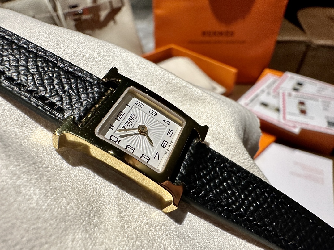 NO:394572,Gold plated stainless steel watch, 17mm dial, Swiss quartz movement, white dial, natural color hand-disassembled Hermes original leather strap, three-dimensional embossed Hermes exclusive totem, stainless steel pin buckle., hermes, gold19860909镀黄金不锈钢腕表,17mm表盘,瑞士石英机芯,白色表盘,自然色可手拆爱马仕原版皮表带,底盖立体浮雕爱马仕专属图腾,不锈钢针扣.,,hermes,gold,Watch