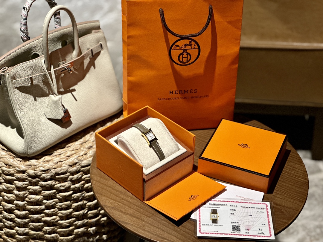 NO:394578,Hermes Share | Hermes watch h hour 17 mini size, one card, one code, 18K gold bag craftsmanship with national inspection certificate!  If you buy it with your eyes closed, you will never regret the series!  3 colors: Black and gold e-skin, golden brown e-skin, elephant gray swift leather 17 is very exquisite, simple and elegant. It is too time-consuming to buy it every day. It is versatile. This small dial is relatively small and beautiful. I personally think Hermes watches are a good product. If you don’t buy a bag, you can buy it. It’s quite classic.,, hermes, stuart weitzman19860909爱马仕分享|爱马仕手表h hour 17迷你尺寸 一卡一码18K包金工艺带国检证书！ 闭眼买,绝对不会后悔系列！ 3个配色 黑金e皮 金棕e皮 大象灰swift皮 17很精致,简单中自带优雅气质 日常佩戴很多买都不过时,百搭款 这种小表盘上手比较小巧好看,个人觉得爱马仕的手表算是比较好的配货了,不买包的话买买也是可以的,还是蛮经典的.,,hermes,stuart weitzman,Watch