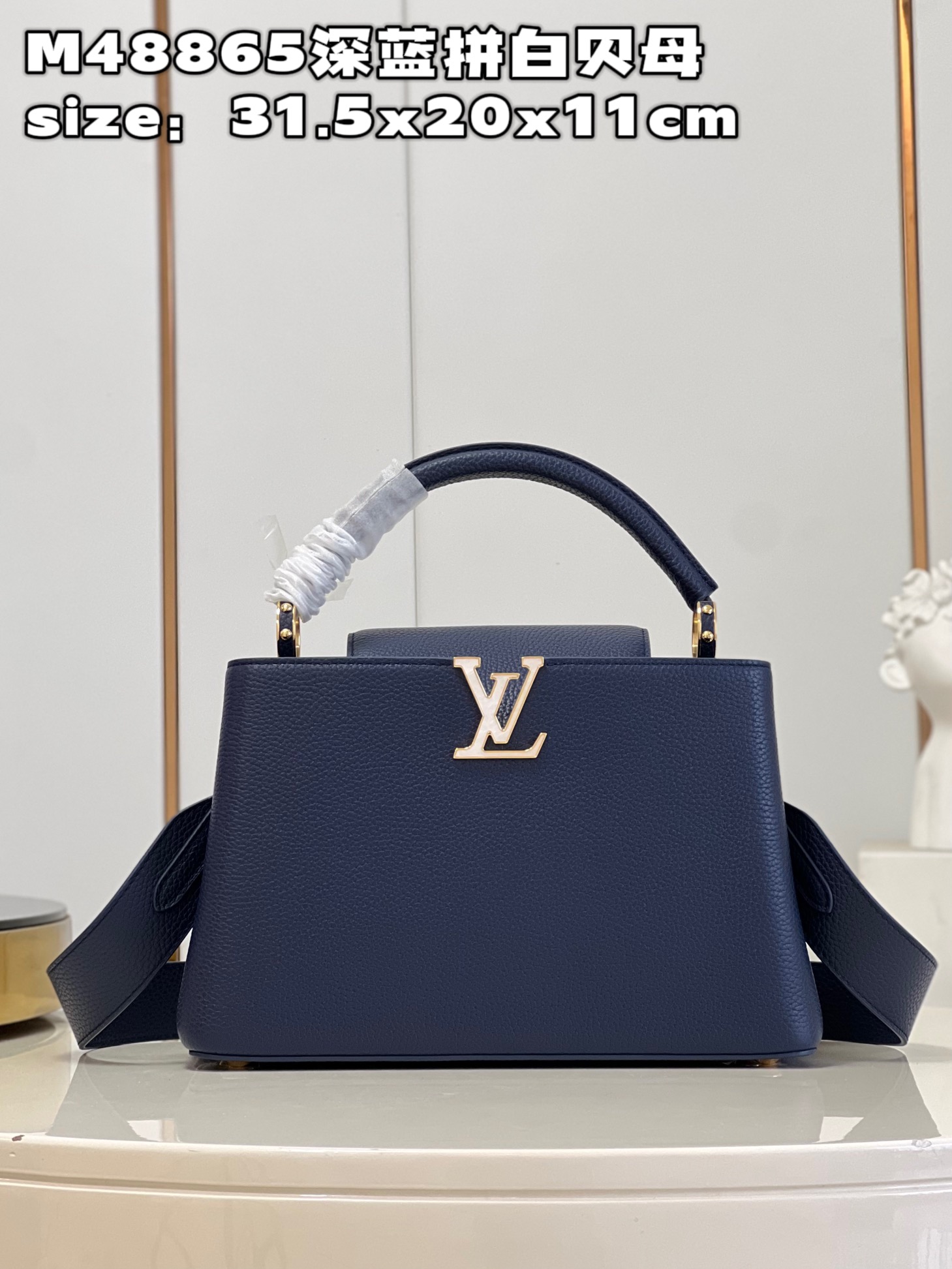 NO:399703,【Exclusive real photo M48865 dark blue white fritillary medium】 Capucines medium handbag is made of crocodile leather, glossed and charming. Luxurious goatskin lining and shiny metal trim, unique Capucines cover can be included in the bag, display letter logo, and can be turned outward.size31.5x20x11cm N.1350, LV【original leather】, louis vuitton, sheepskin, crocodile skin19860909【独家实拍 M48865深蓝拼白贝母 中号】 Capucines 中号 手袋由鳄鱼皮制成,经上光处理,闪耀迷人.奢华的山羊皮衬里与闪闪发光的金属饰件,特有的 Capucines搭盖既可收入包内,展示字母标识,又可外翻.size31.5x20x11cm N.1350,LV【原厂皮】,louis vuitton,sheepskin,crocodile skin,Bag