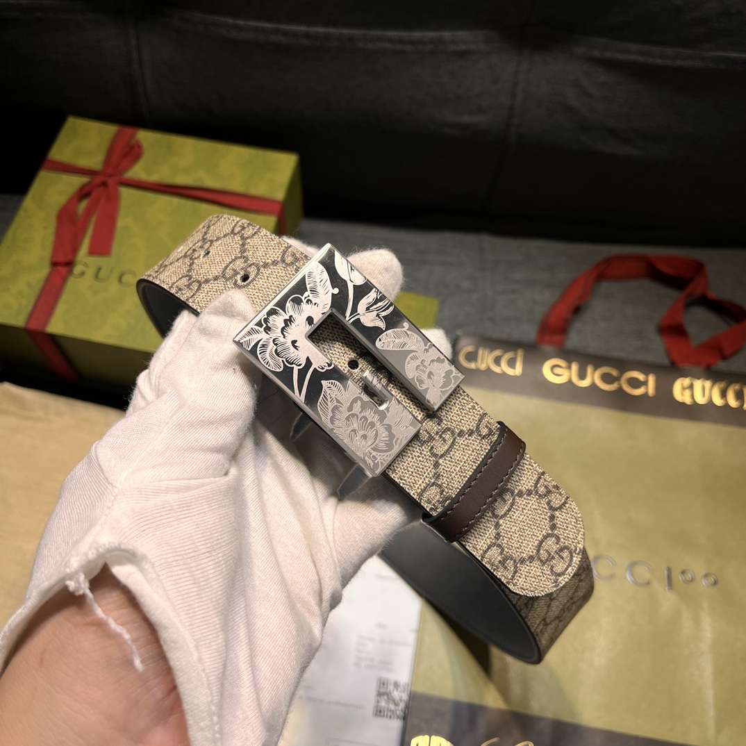   古奇，宽4.0cm，方形G搭扣是这款皮革男士腰带的亮点元素。这款配件借鉴品牌的典藏设计，以超大造型呈
