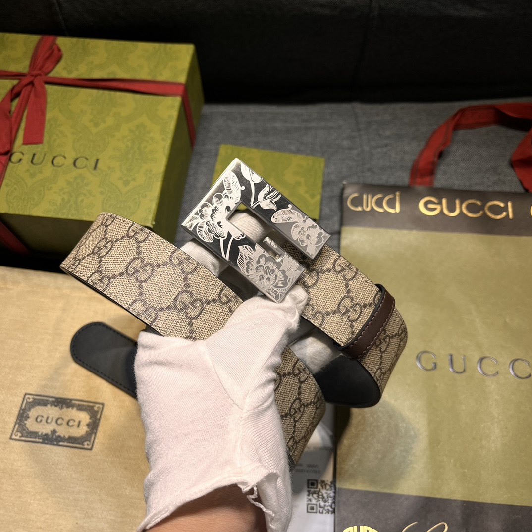   古奇，宽4.0cm，方形G搭扣是这款皮革男士腰带的亮点元素。这款配件借鉴品牌的典藏设计，以超大造型呈
