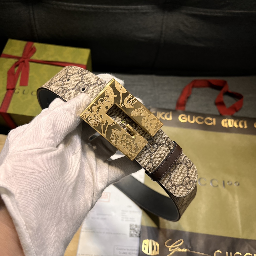   古奇，宽4.0cm，方形G搭扣是这款皮革男士腰带的亮点元素。这款配件借鉴品牌的典藏设计，以超大造型呈