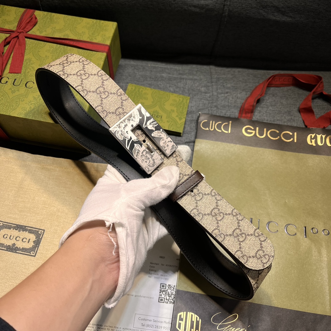   古奇，宽4.0cm，方形G搭扣是这款皮革男士腰带的亮点元素。这款配件借鉴品牌的典藏设计，以超大造型呈