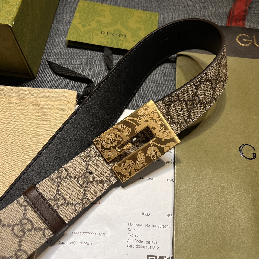   古奇，宽4.0cm，方形G搭扣是这款皮革男士腰带的亮点元素。这款配件借鉴品牌的典藏设计，以超大造型呈