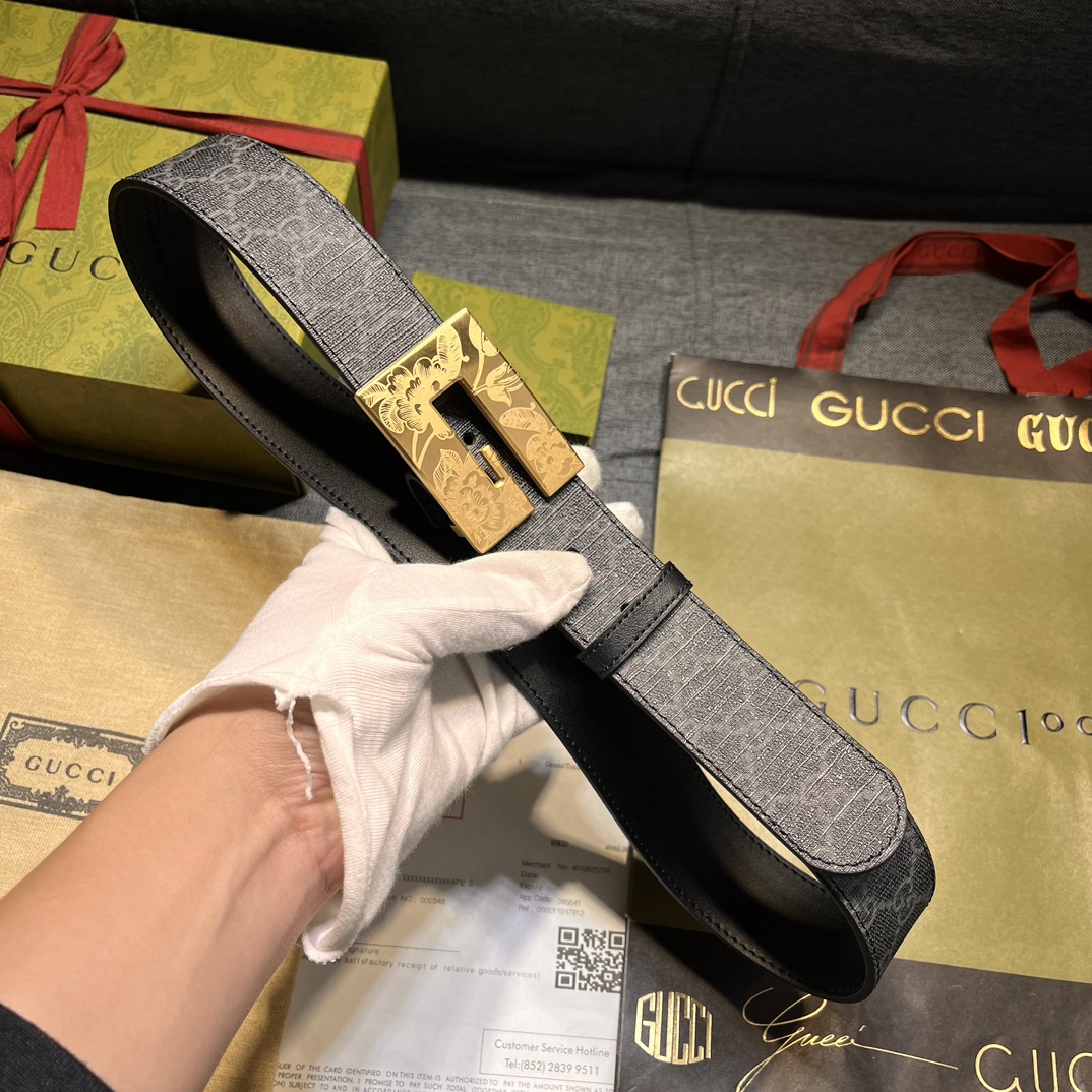    古奇，宽4.0cm，方形G搭扣是这款皮革男士腰带的亮点元素。这款配件借鉴品牌的典藏设计，以超大造型