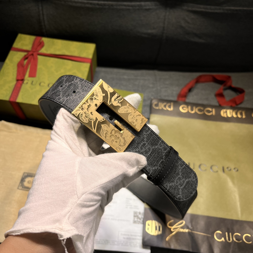    古奇，宽4.0cm，方形G搭扣是这款皮革男士腰带的亮点元素。这款配件借鉴品牌的典藏设计，以超大造型