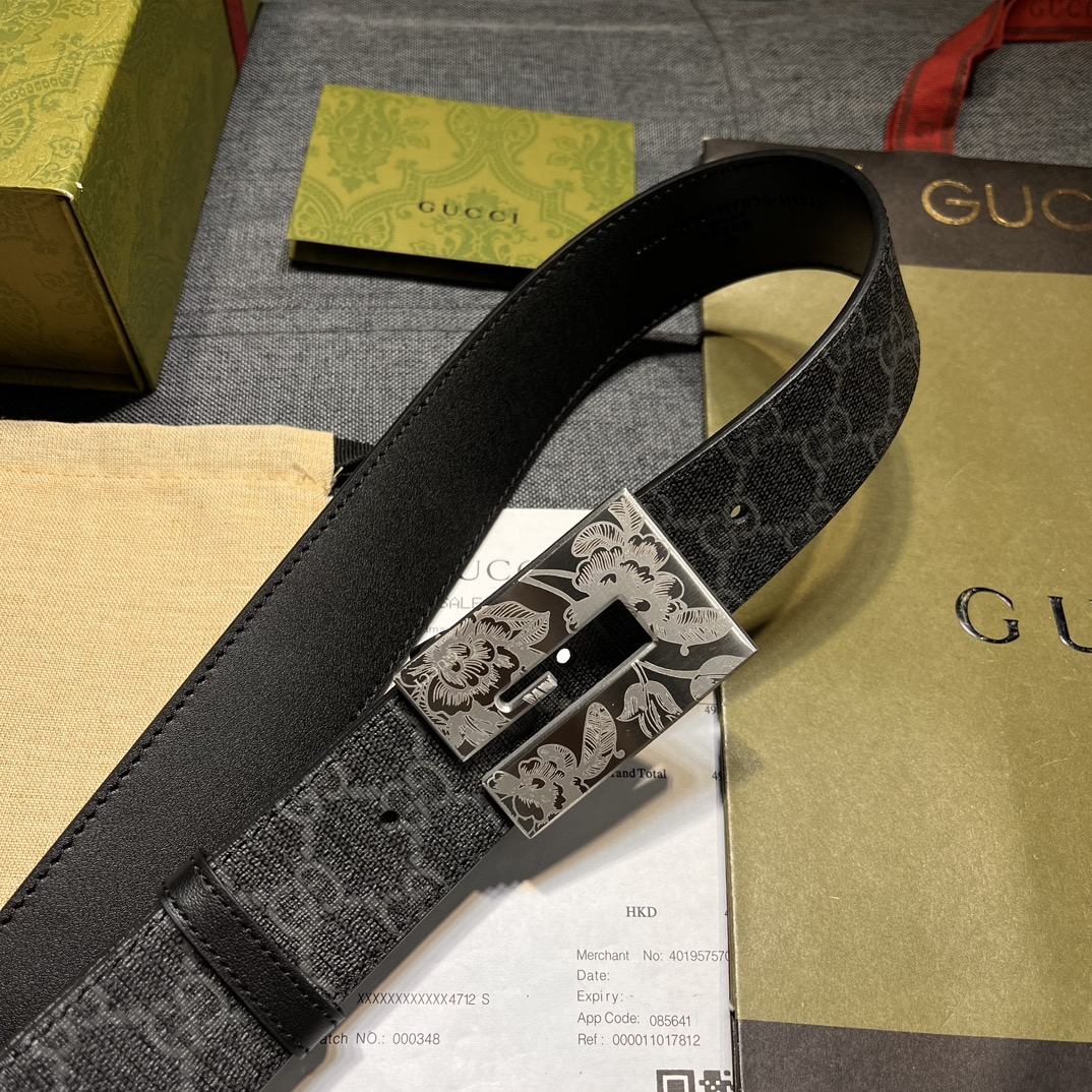    古奇，宽4.0cm，方形G搭扣是这款皮革男士腰带的亮点元素。这款配件借鉴品牌的典藏设计，以超大造型