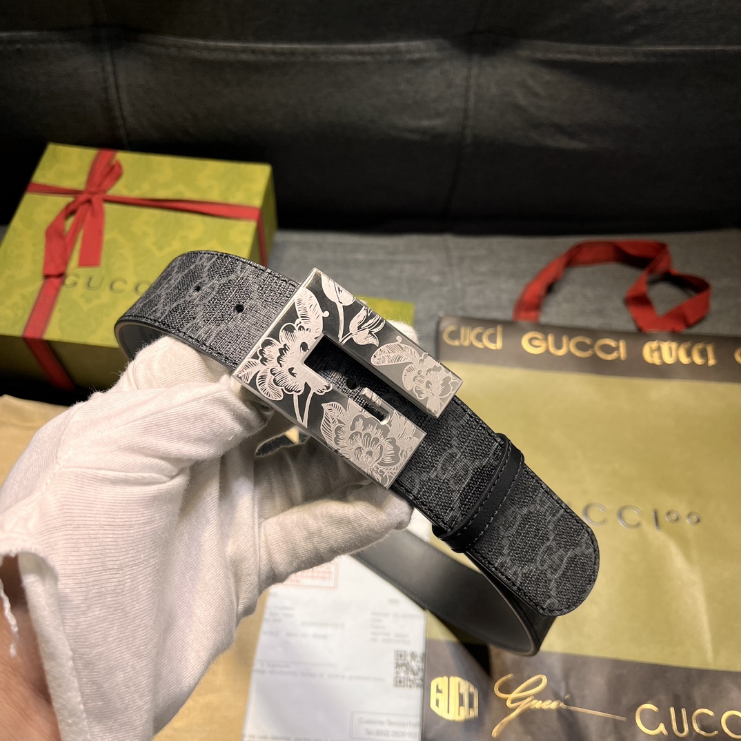    古奇，宽4.0cm，方形G搭扣是这款皮革男士腰带的亮点元素。这款配件借鉴品牌的典藏设计，以超大造型