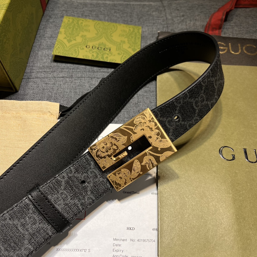    古奇，宽4.0cm，方形G搭扣是这款皮革男士腰带的亮点元素。这款配件借鉴品牌的典藏设计，以超大造型