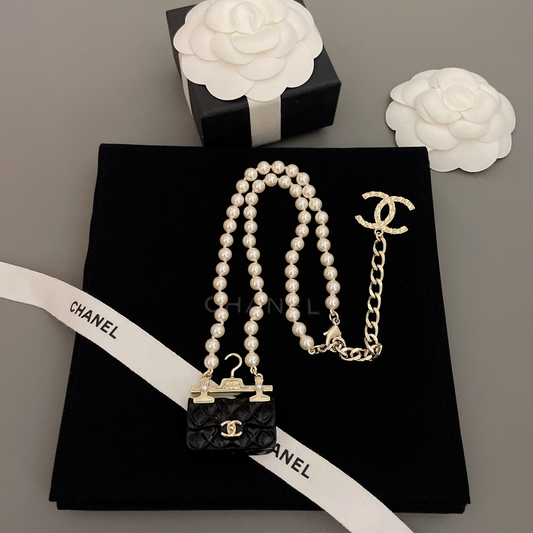 💰320【我们出品【香衣架包包珍珠项链】Z 9500！绝美爆款！2023早春度假系列❗️抢都抢不到，来，我们现huo开抢！，配套包装！史上最难买！不买对不起自己系列❗️真心太太太好看啦❗️绝对值得收藏❗️亚克力材质真的报废率太太太高了❣️颗颗施华洛珍珠质感拉满💥我真的是太宠我家宝宝了❣️超赞的设计❗️绝美，同款胸针墙裂推荐一套入，随便搭配都逼格拉满的节奏❗️又给我家宝宝省1w🤩