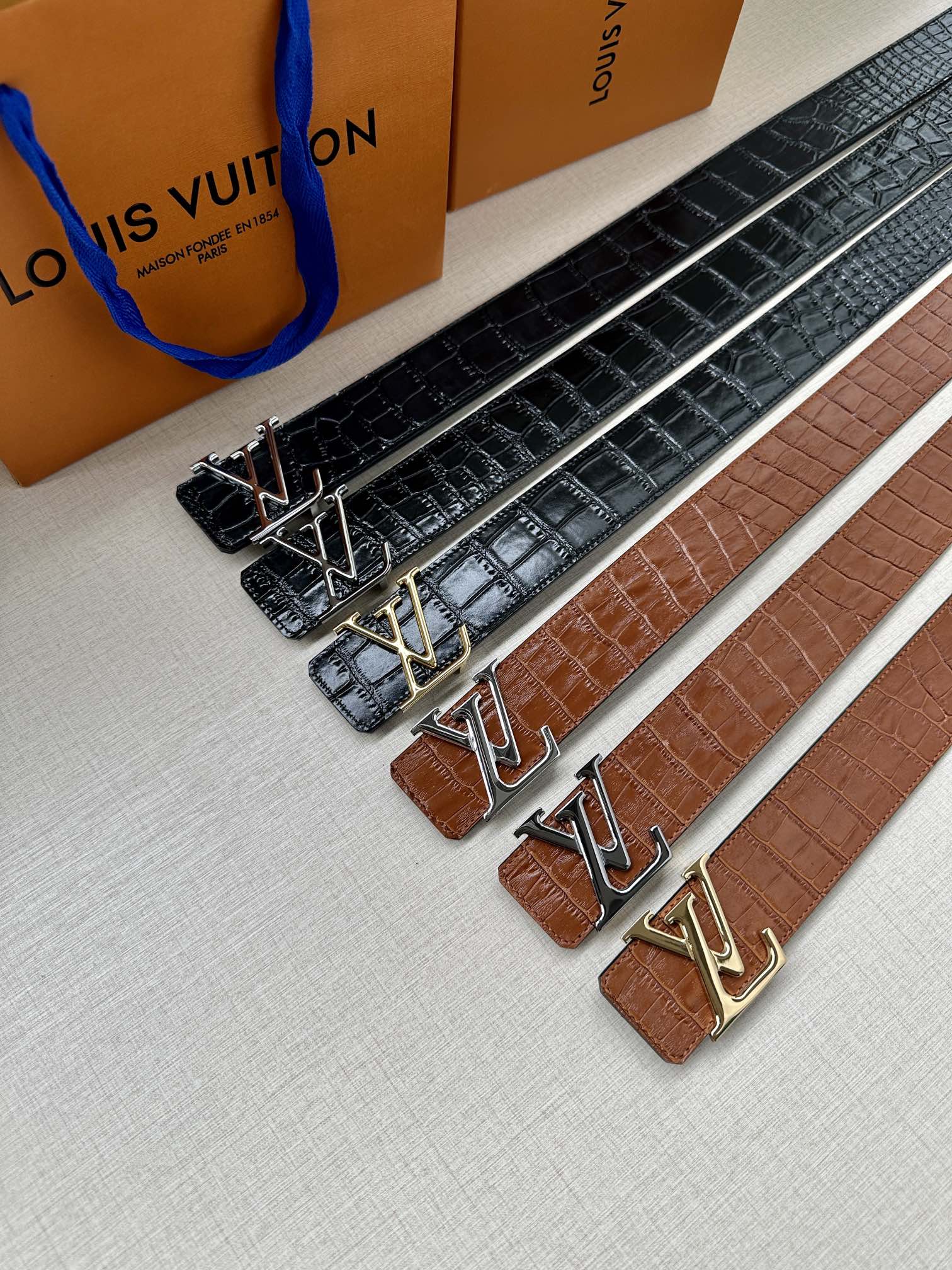 LVyramide腰带焕新加入路易威