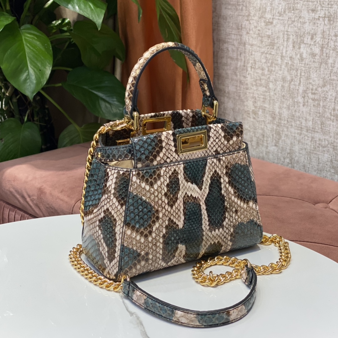 1800 A batch of new small handbags from the Fendi peekaboo series of genuine snakeskin imported from the Philippines, with internal pockets and i