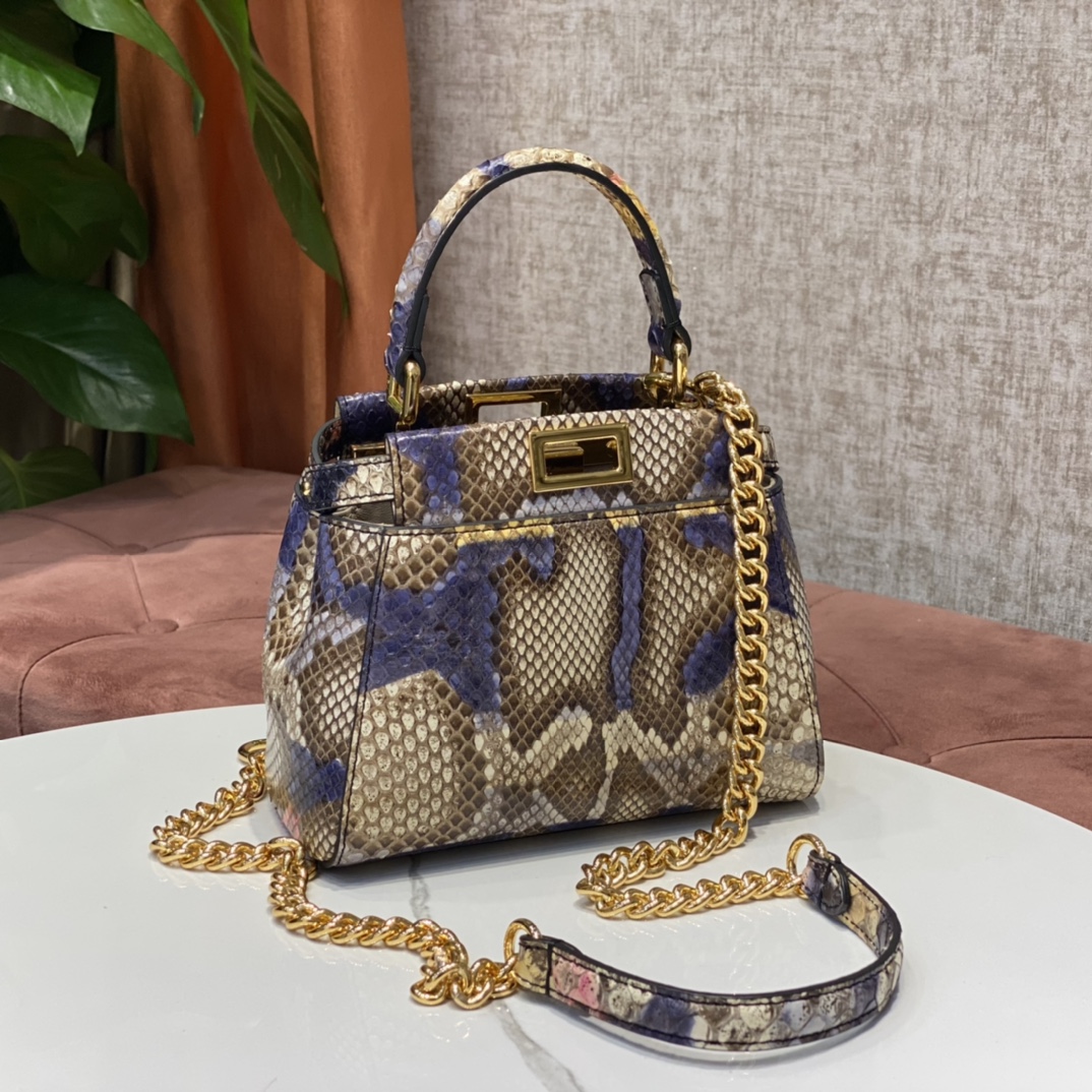 1800 A batch of new small handbags from the Fendi peekaboo series of genuine snakeskin imported from the Philippines, with internal pockets and i