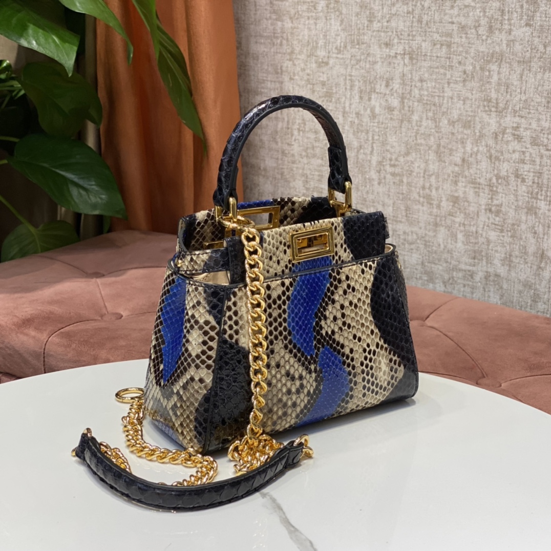 1800 A batch of new small handbags from the Fendi peekaboo series of genuine snakeskin imported from the Philippines, with internal pockets and i
