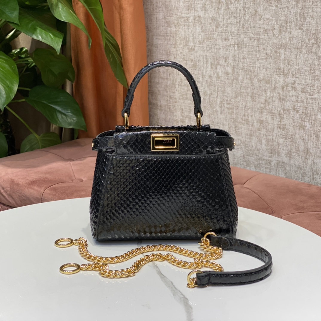 1800 A batch of new small handbags from the Fendi peekaboo series of genuine snakeskin imported from the Philippines, with internal pockets and i