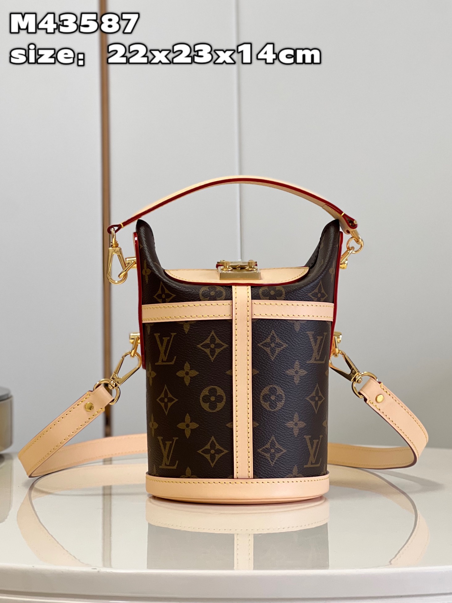 NO:399698,【Exclusive real shot M43587】 The favorite Duffle handbag in the spring and summer series is from the hands of Nicolas Ghesquière, the artistic director of women's clothing. It is made of soft Monogram canvas and is equipped with a finely crafted iconic S-Lock lock. It can be carried by hand or shoulder, and can be carried day and night. size22x23x14cm gy., LV [original leather], louis vuitton19860909【独家实拍 M43587】 春夏系列中备受钟爱的 Duffle 手袋出自女装艺术总监 Nicolas Ghesquière 之手.由柔软的 Monogram 帆布裁制而成,配有做工精细的标志性 S-Lock 锁扣.可手提或肩背,日夜背携皆宜.size22x23x14cm gy.,LV【原厂皮】,louis vuitton,Bag