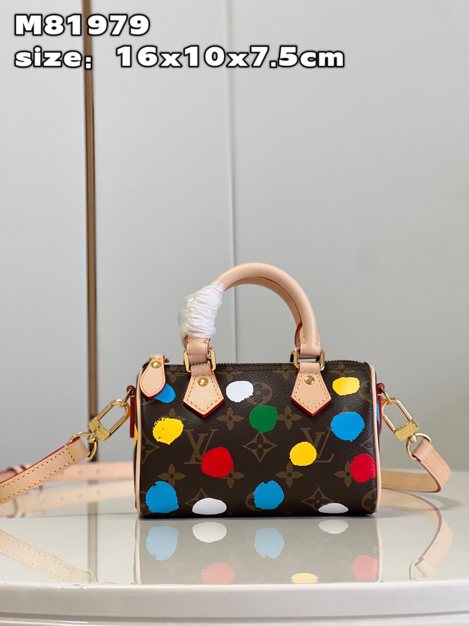 NO:399692,【Exclusive real shot M81979】This LV x YK Nano Speedy handbag comes from the Louis Vuitton x Yayoi Kusama collaboration series, praising the attention of creative art and exquisite craftsmanship. The polka dot pattern is the visual business card of Japanese artist Yayoi Kusama. This time, Monogram canvas is laid out through silk screen printing, and it is vivid and colorful just like hand-painted.size16x10x7.5cm S.,LV [original leather],louis vuitton,louis vuitton19860909【独家实拍 M81979】本款 LV x YK Nano Speedy 手袋出自路易威登 x 草间弥生合作系列,歌颂创意艺术和精湛工艺的瞩目融合.波点图案是日本艺术家草间弥生的视觉名片,此次经由丝印工艺铺陈 Monogram 帆布,灵动缤纷恰似手工绘制.size16x10x7.5cm S.,LV【原厂皮】,louis vuitton,louis vuitton,Bag