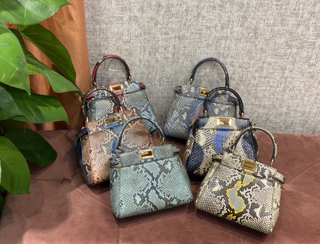 1800 A batch of new small handbags from the Fendi peekaboo series of genuine snakeskin imported from the Philippines, with internal pockets and i