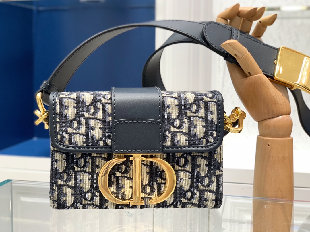 【Montand Box Vintage Bag】❗️In stock❗️ Classic vintage design, sturdy and textured, without unnecessary decorations or embellishments. Perfect for any occasion, the classic CD lock adds a touch of playfulness. Comes with an adjustable thick vintage shoulder strap for versatile styling - can be worn over the shoulder or crossbody. Dimensions: 17.5 x 11.5 x 5. image 1