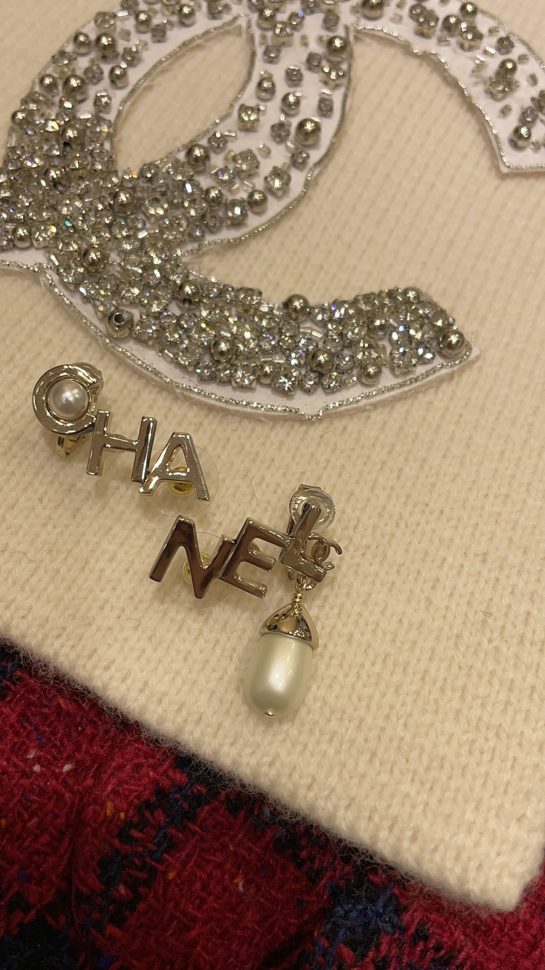 NO:631441,88180 Top version 23C new letter pearl series asymmetric earrings and ear cuff integrated. The design of the integrated earrings and ear cuff is super cool. It is more gentle and sweet with water drop pearls. Purchase yb. Small details of black enamel around the letters. Earring clips that require piercing. Resin pearl material, Cartier high-end jewelry.1986090988180 顶级版本  23C新款字母珍珠系列不对称耳钉耳骨夹一体 耳钉耳骨夹一体的设计超酷 搭配水滴珍珠又多了份温柔甜美 购入yb 字母边上黑色珐琅包边小细节 需要耳洞的耳钉夹  树脂珍珠材质,,卡迪亚高端饰品,Jewelry