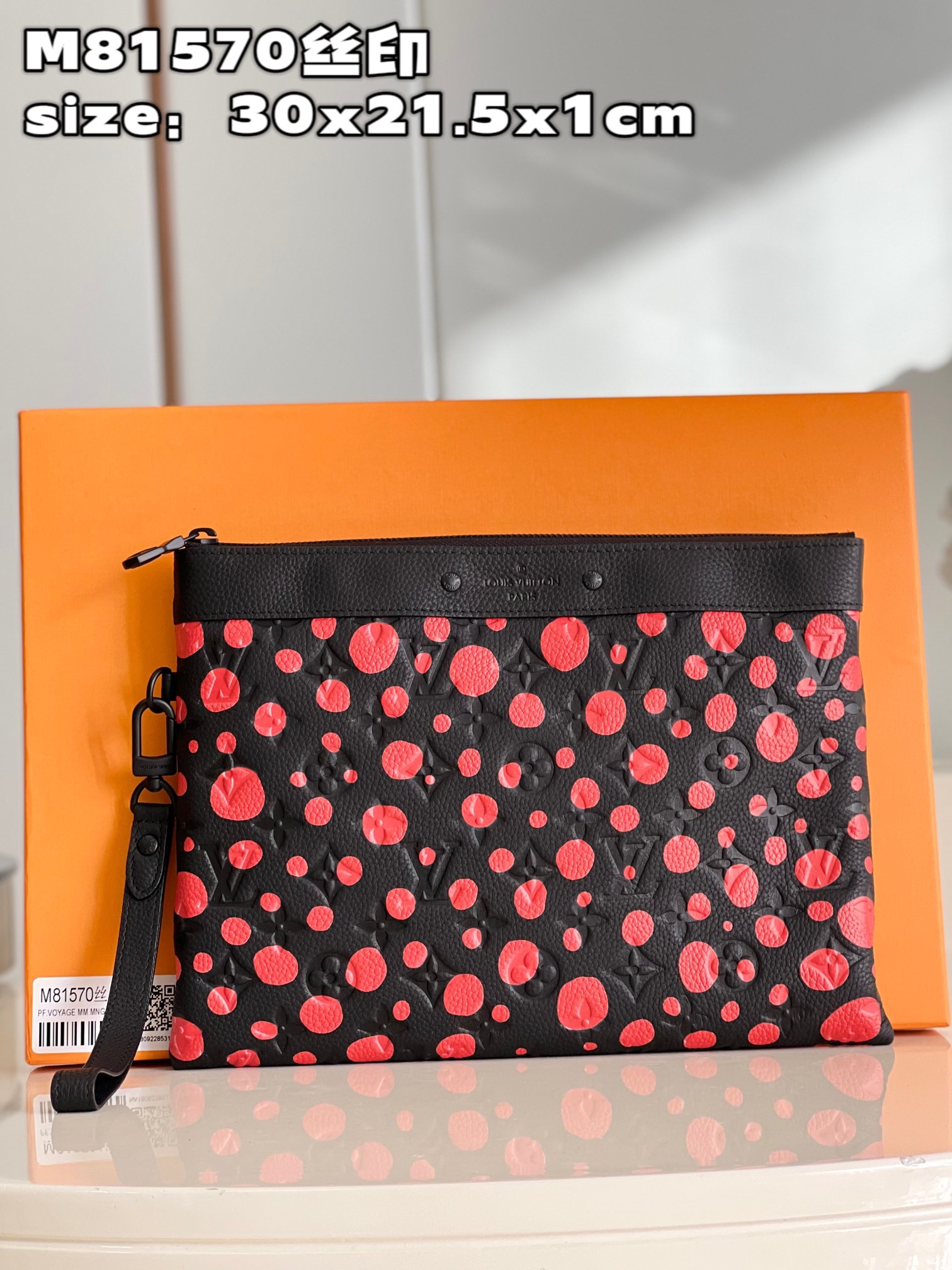 NO:399713,【Exclusive real photo M81570 silk screen】M82019 Louis Vuitton and Kusama Yayoi join hands again to continue the creative connection between the brand and this Japanese artist. The LV x YK Pochette To Go clutch is a Taurillon leather imprint traditional Monogram pattern, which contrasts Kusama's obsessed with polka dot prints, making it a great choice for collection in the dazzling elements that seem to be infinitely repeated. Size30x21.5x1cm Z.,LV [original leather],louis vuitton,louis vuitton,handbag19860909【独家实拍 M81570丝印】M82019路易威登与草间弥生再度携手,延续品牌与这位日本艺术家的创意连结.LV x YK Pochette To Go 手拿包为 Taurillon 皮革压印传统 Monogram 图案,映衬草间弥生痴迷的波点印花,在仿佛无限重复的醒目元素中成就收藏佳选.size30x21.5x1cm Z.,LV【原厂皮】,louis vuitton,louis vuitton,handbag,Bag