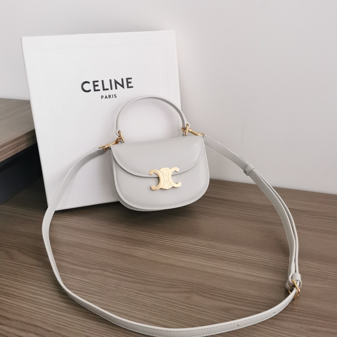NO:206092,Genuine grade new product is launched Celine23 Early Spring LISA mini saddle bag~besace Arc de Triomphe The real thing is really beautiful, retro and fashionable, it looks good no matter how you match it!  The design of the arc-shaped bottom and flip cover makes it look younger, and the relatively mini style is 10. The handle design is playful and cute. You will fall in love with it at a glance. You can take a photo with a very elegant look. It can be worn on the back and shoulders and can be carried on the hand!  Retro and fashionable cute style~ Large capacity, mobile phones can't put too much, can hold keys, tissues, powder, model number 10L063 Chalk white (with original packaging) Size 15.5-11.5-5, Celine, celine, celine19860909正品级 新品上线 Celine23早春LISA同款 mini马鞍包～besace 凯旋门 实物真的好美复古又时髦,怎么搭都好看那种！设计圆弧形底部和翻盖更显年轻化,相对迷你的款式 十 手柄设计,又俏皮又可爱,看一眼就会爱上的款 ,拎着拍照可以说优雅十足.可斜背及挂肩可手提！ 风格复古时髦可爱款～ 容量大手机不太放得下,可放钥匙,纸巾,粉饼, 款号10L063 粉笔白（配原版包装） 尺寸15.5-11.5-5,赛琳celine,celine,celine,Bag