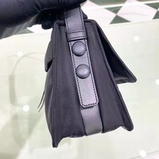 新品首发✨22新品男女通用款Mini邮差包1BD313超级百搭好看时髦潮人一定要买它!不仅实用轻便又好看 新品首发✨22新品男女通用款Mini邮差包1BD313超级百搭好看时髦潮人一定要买它!不仅实用轻便又好看