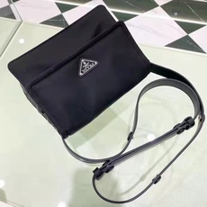 新品首发✨22新品男女通用款Mini邮差包1BD313超级百搭好看时髦潮人一定要买它!不仅实用轻便又好看 新品首发✨22新品男女通用款Mini邮差包1BD313超级百搭好看时髦潮人一定要买它!不仅实用轻便又好看