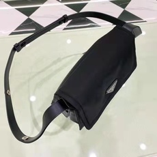 新品首发✨22新品男女通用款Mini邮差包1BD313超级百搭好看时髦潮人一定要买它!不仅实用轻便又好看 新品首发✨22新品男女通用款Mini邮差包1BD313超级百搭好看时髦潮人一定要买它!不仅实用轻便又好看