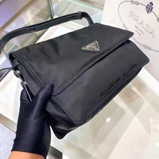 🎉爆款邮差包小号🎉这款单肩包甄独特加衬尼龙打造,并配有皮革肩带和背面口袋,金属配件赋予一抹亮色,整体低调 🎉爆款邮差包小号🎉这款单肩包甄独特加衬尼龙打造,并配有皮革肩带和背面口袋,金属配件赋予一抹亮色,整体低调